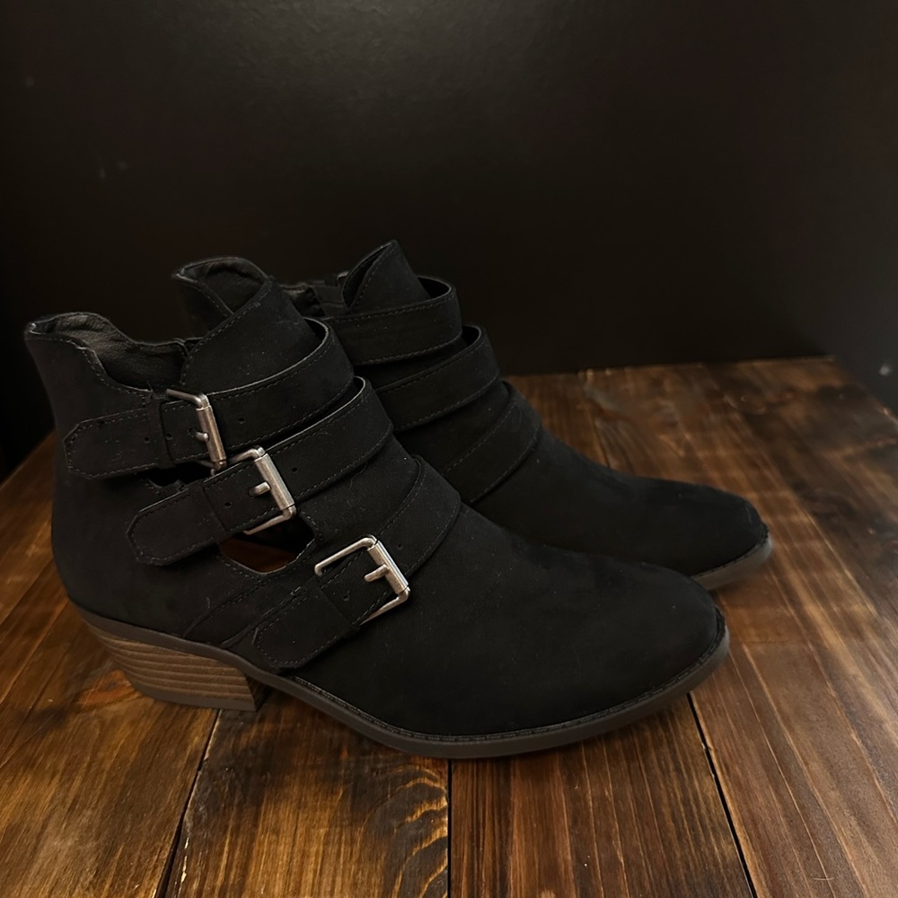 Black, western style short booty